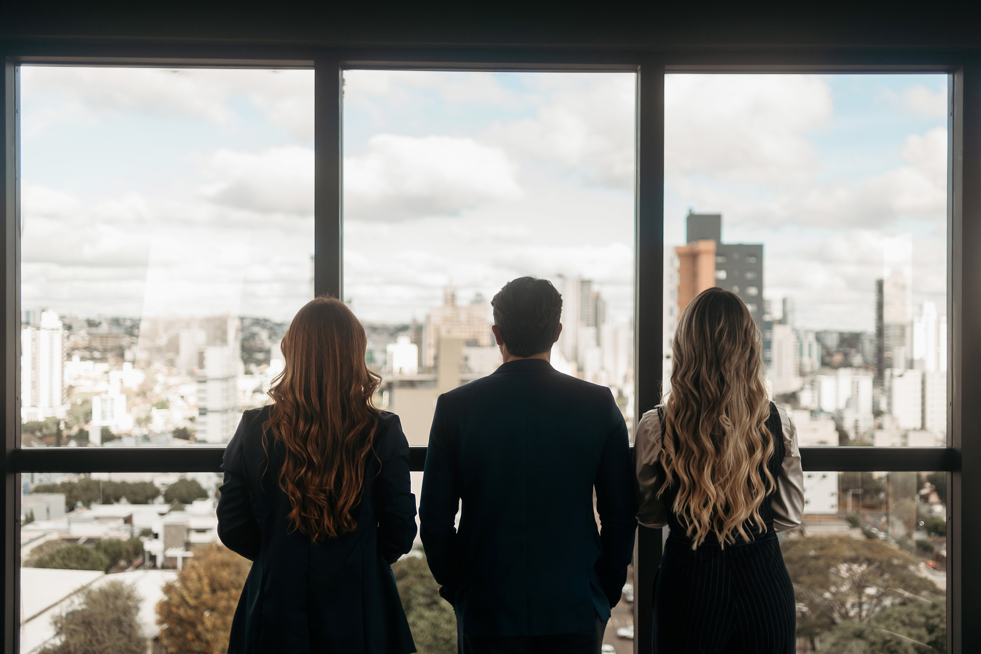 Sócios da Borto Advocacia diante do skyline de Chapecó